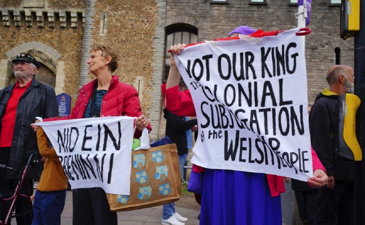 'No es mi rey’: Manifestantes abuchean a Carlos III