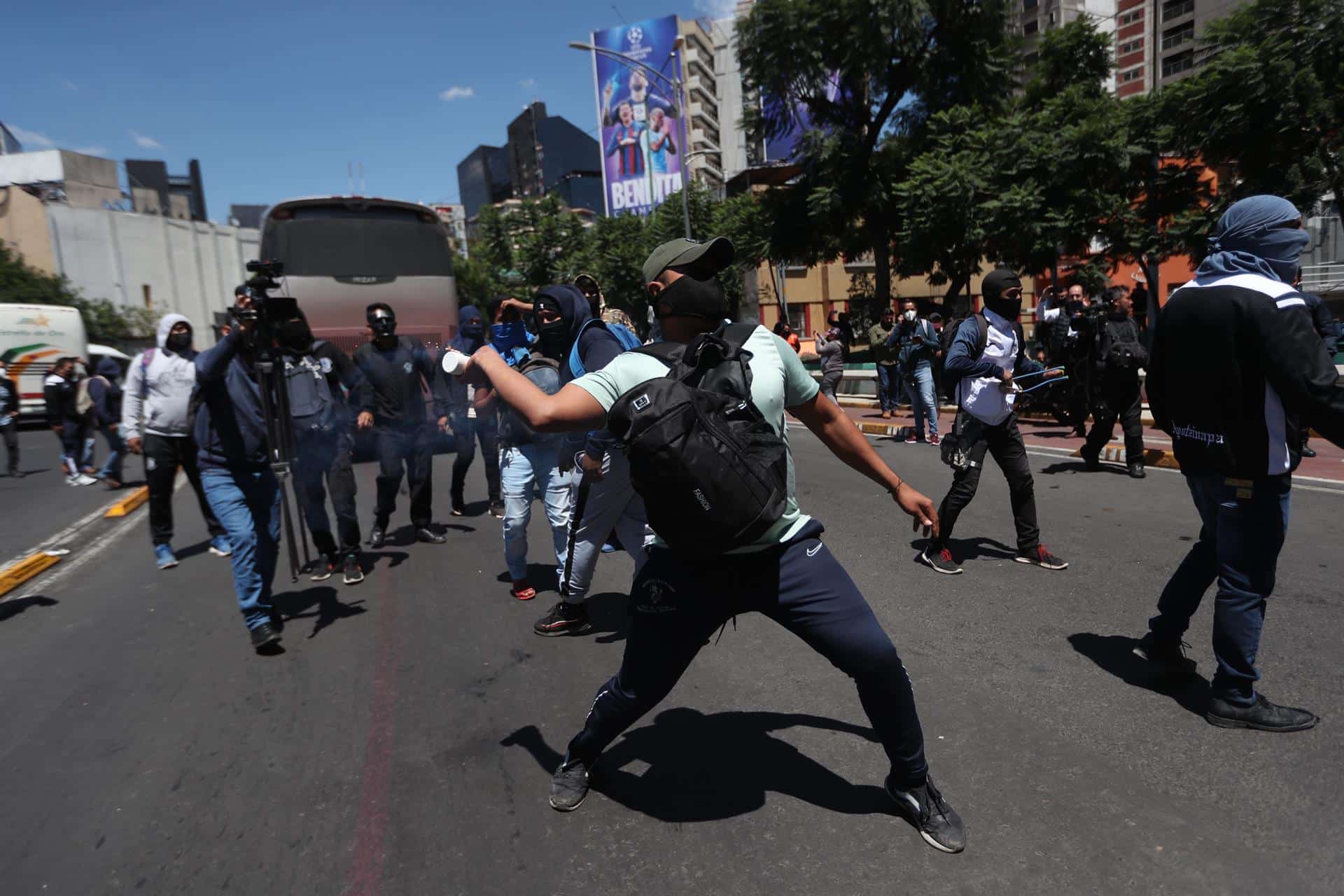 Caso Ayotzinapa: Manifestantes se enfrentan con policías