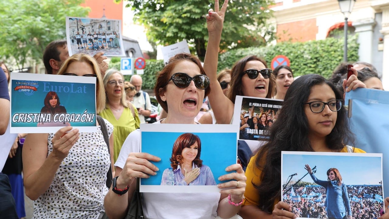 Manifestantes expresan apoyo a Cristina Fernández de Kirchner