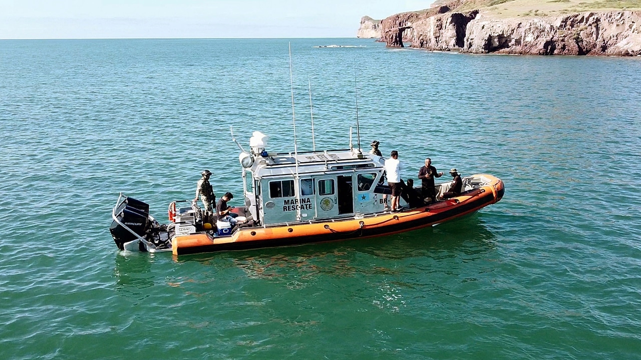 Un equipo de buzos buscan los restos de personas desaparecidas el 19 de septiembre de 2022, en el Mar de Cortés, en Guaymas, Sonora