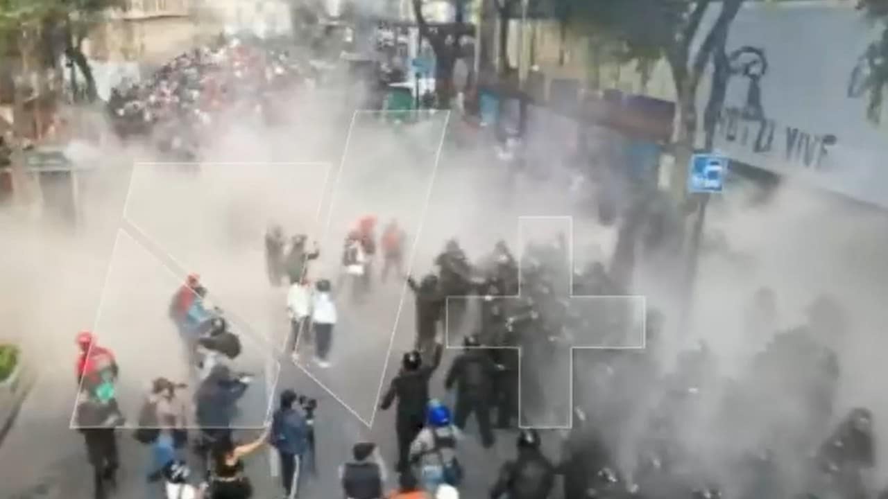 Encapuchados lanzan piedras y cohetones a policías en marcha por 43 (N+)