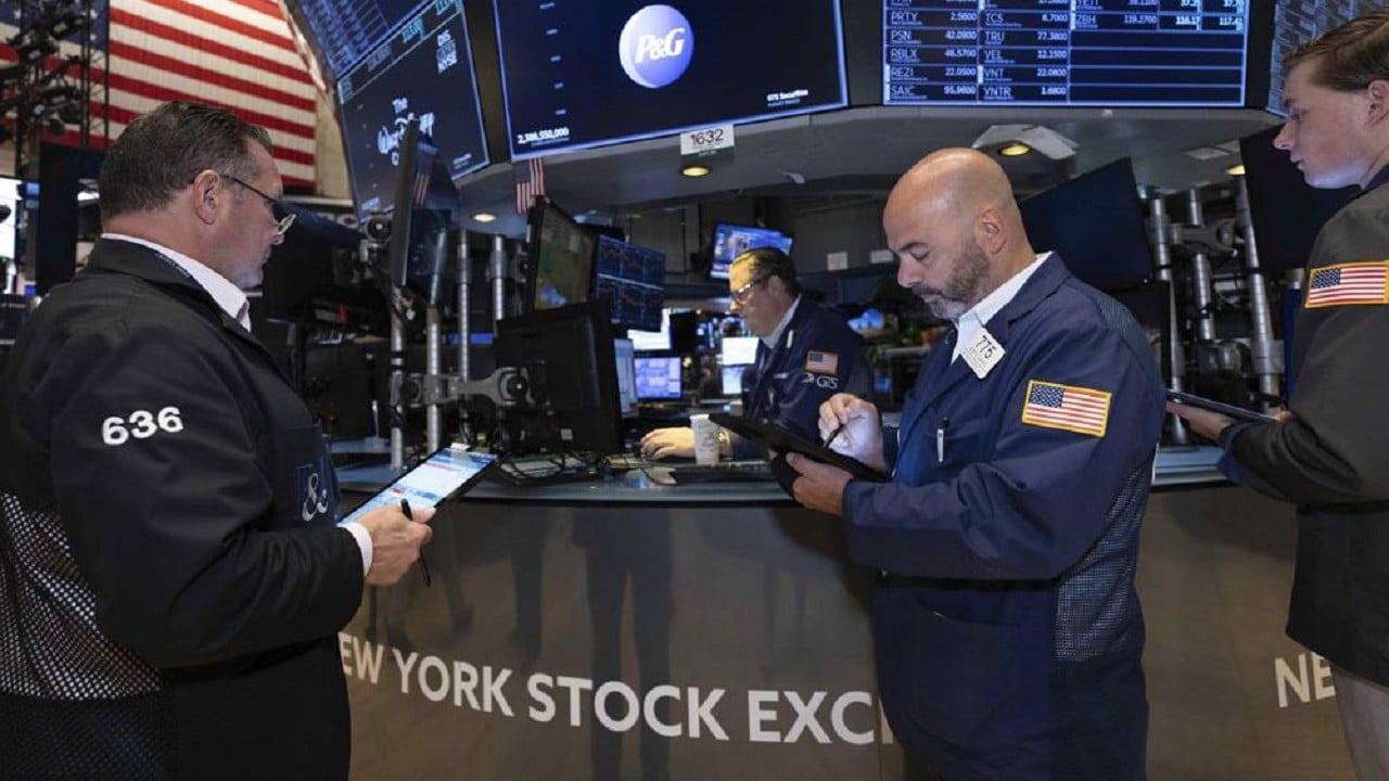 Operadores trabajan en el piso de la Bolsa de Valores de Nueva York, 13 de septiembre de 2022 (AP)