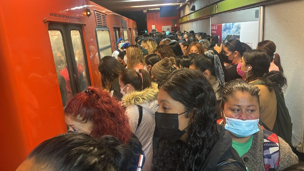 Durante varias horas se presentó alta afluencia en la Línea 3, lo que provocó molestia entre los usuarios del Metro. Fuente: S. Servín
