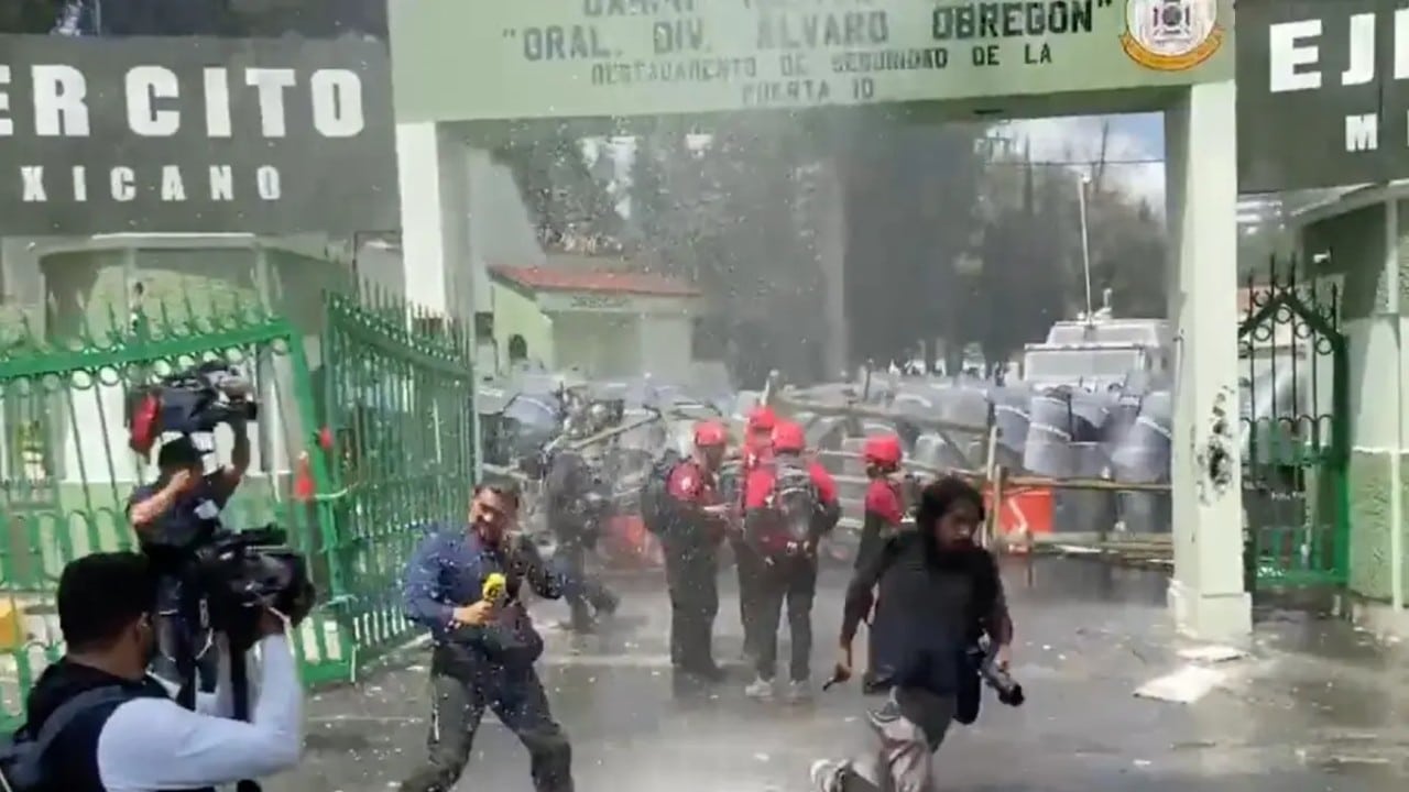 Militares repliegan a normalistas en el Campo Militar 1 con chorros de agua. Fuente: Captura de video Twitter @ObturadorMX_