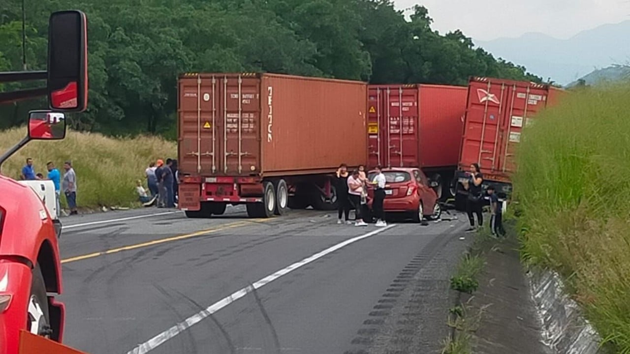 Mueren al menos ocho personas tras carambola en la autopista Siglo XXI en Michoacán.