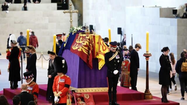 Nietos de reina Isabel II velan su cuerpo en la capilla ardiente en el Palacio de Westminster