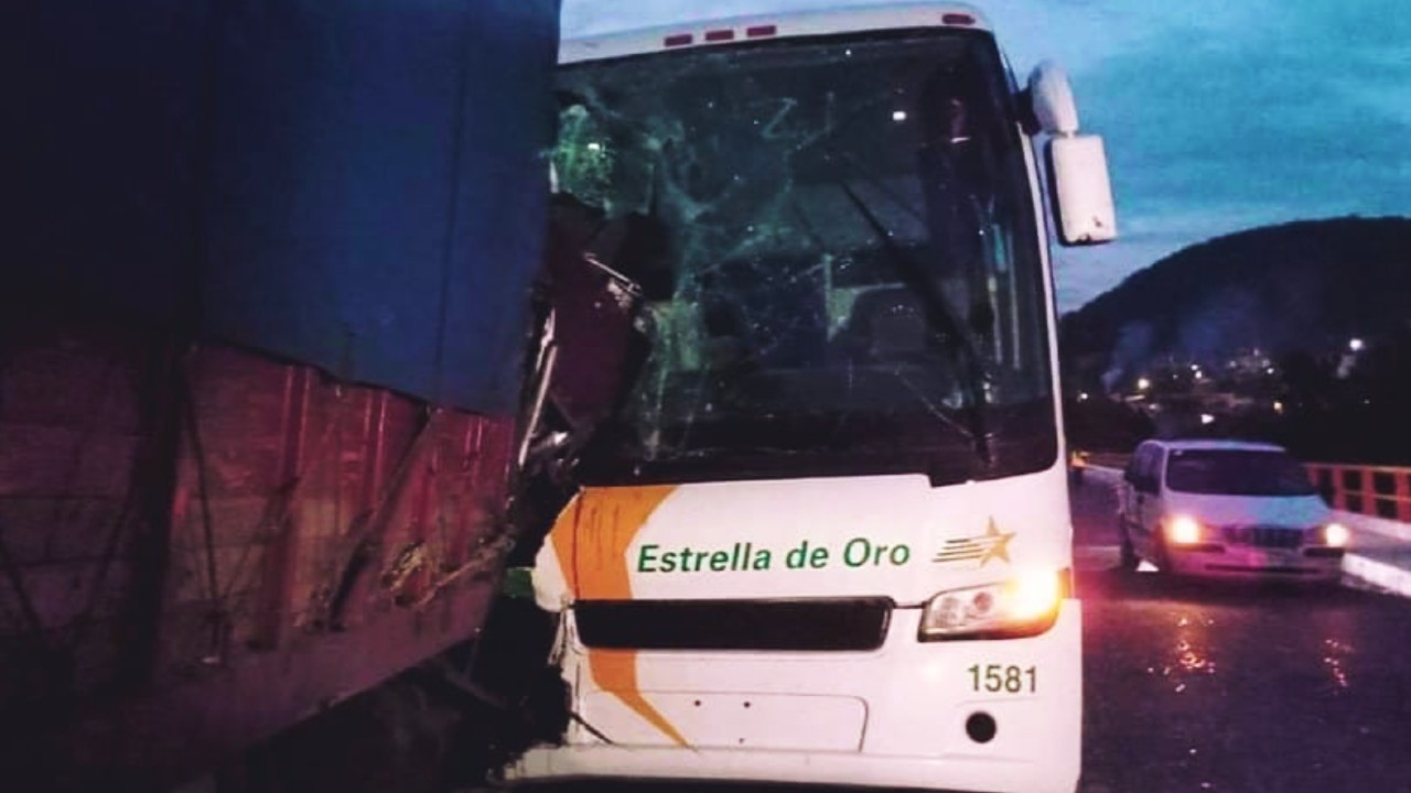 Se accidenta autobús con normalistas en la carretera Iguala-Chilpancingo