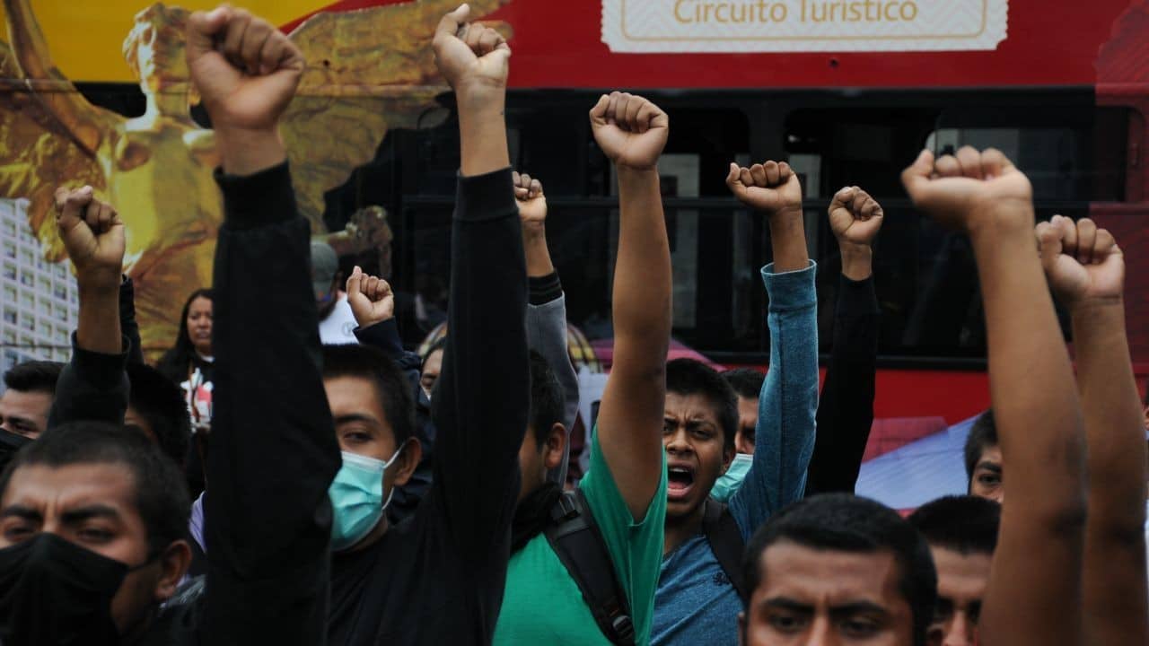 Padres de los 43 normalistas de Ayotzinapa piden justicia a 8 años del caso