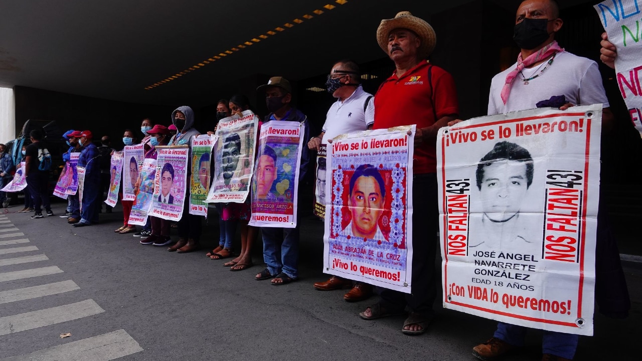 Familiares de los 43 estudiantes de Ayotzinapa protestan en la Ciudad de México
