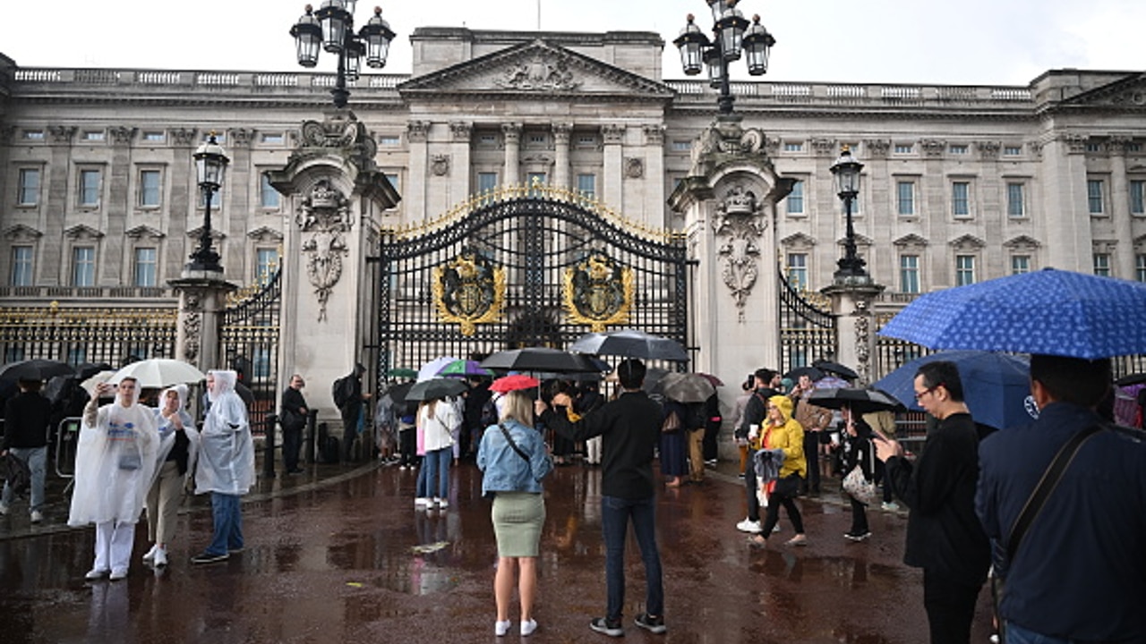 Una multitud comienza a congregarse frente al palacio de Buckingham, en Londres.