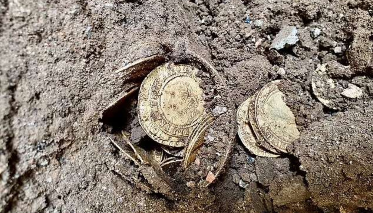 Pareja de Reino Unido encuentra monedas de oro en su casa durante remodelación