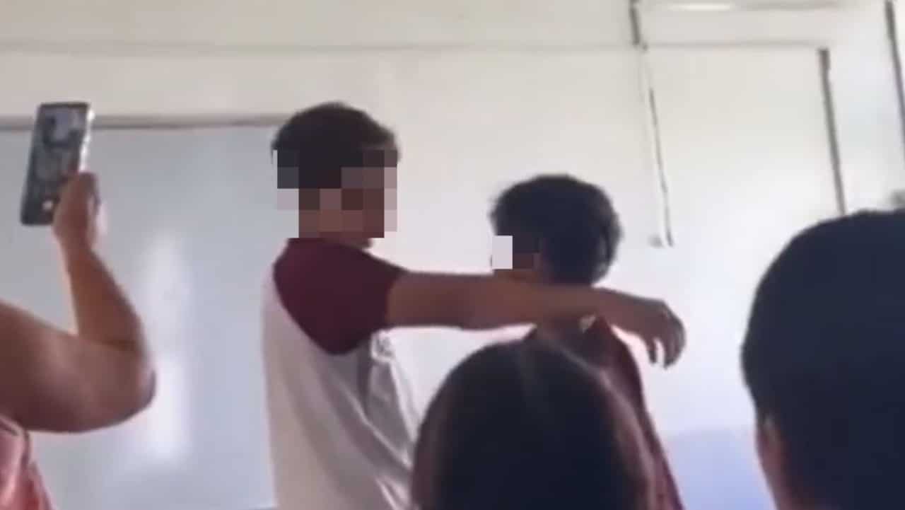 Pelea de alumnos en CETIS 100 de Nayarit mientras maestra graba, video se hace viral