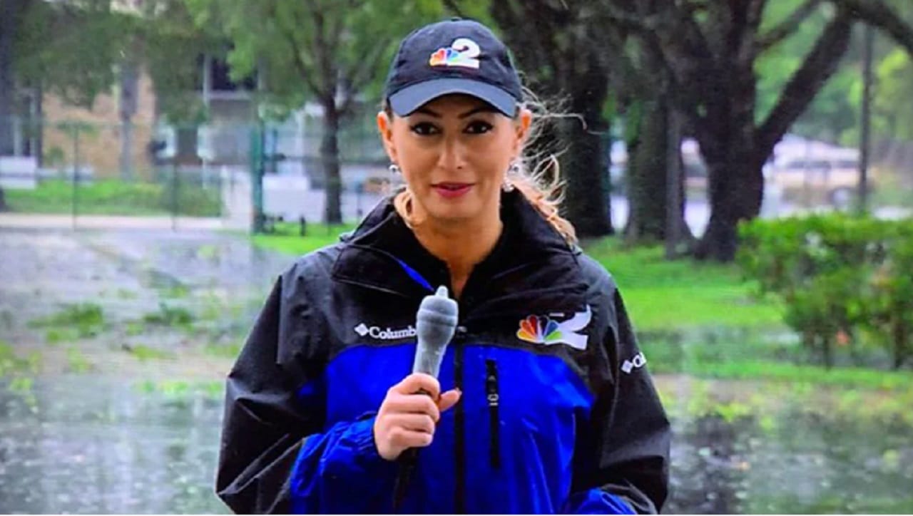 Reportera ‘protege’ micrófono con condón en Florida
