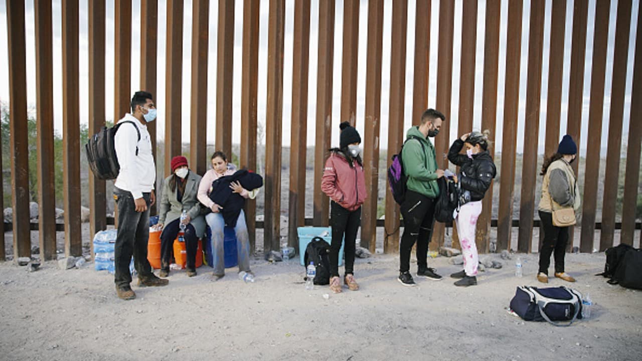 Personas migrantes en la frontera entre México y Estados Unidos