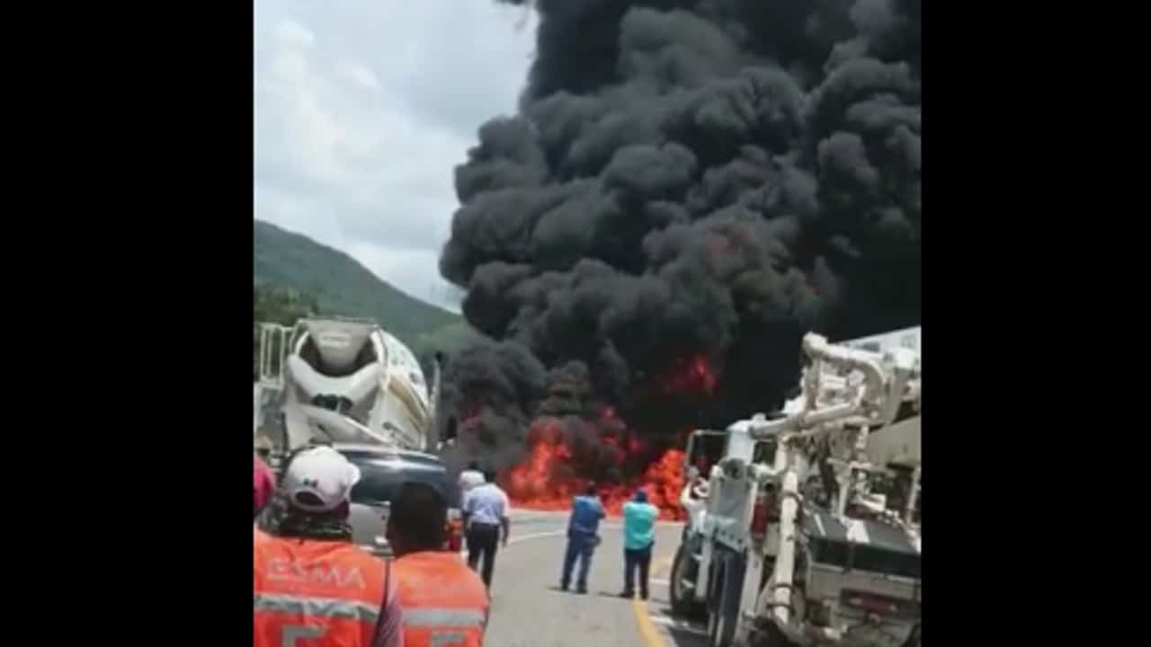 Choque provoca explosión de pipa cargada con diésel en Jalisco