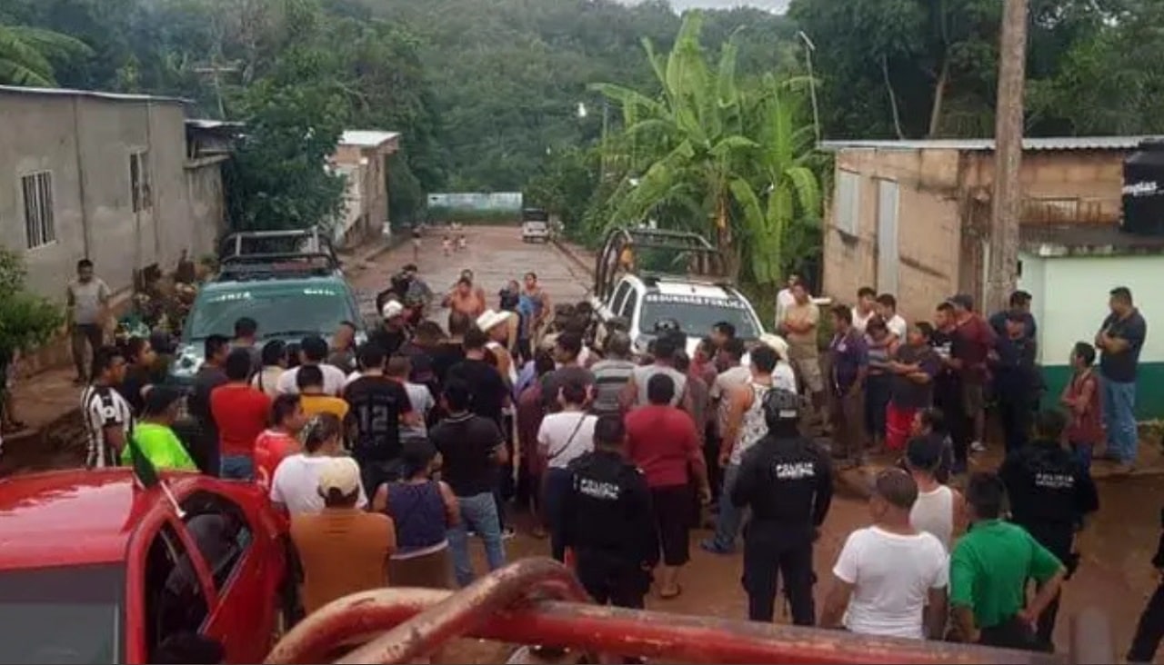 Pobladores retienen a policías en Soteapan, Veracruz