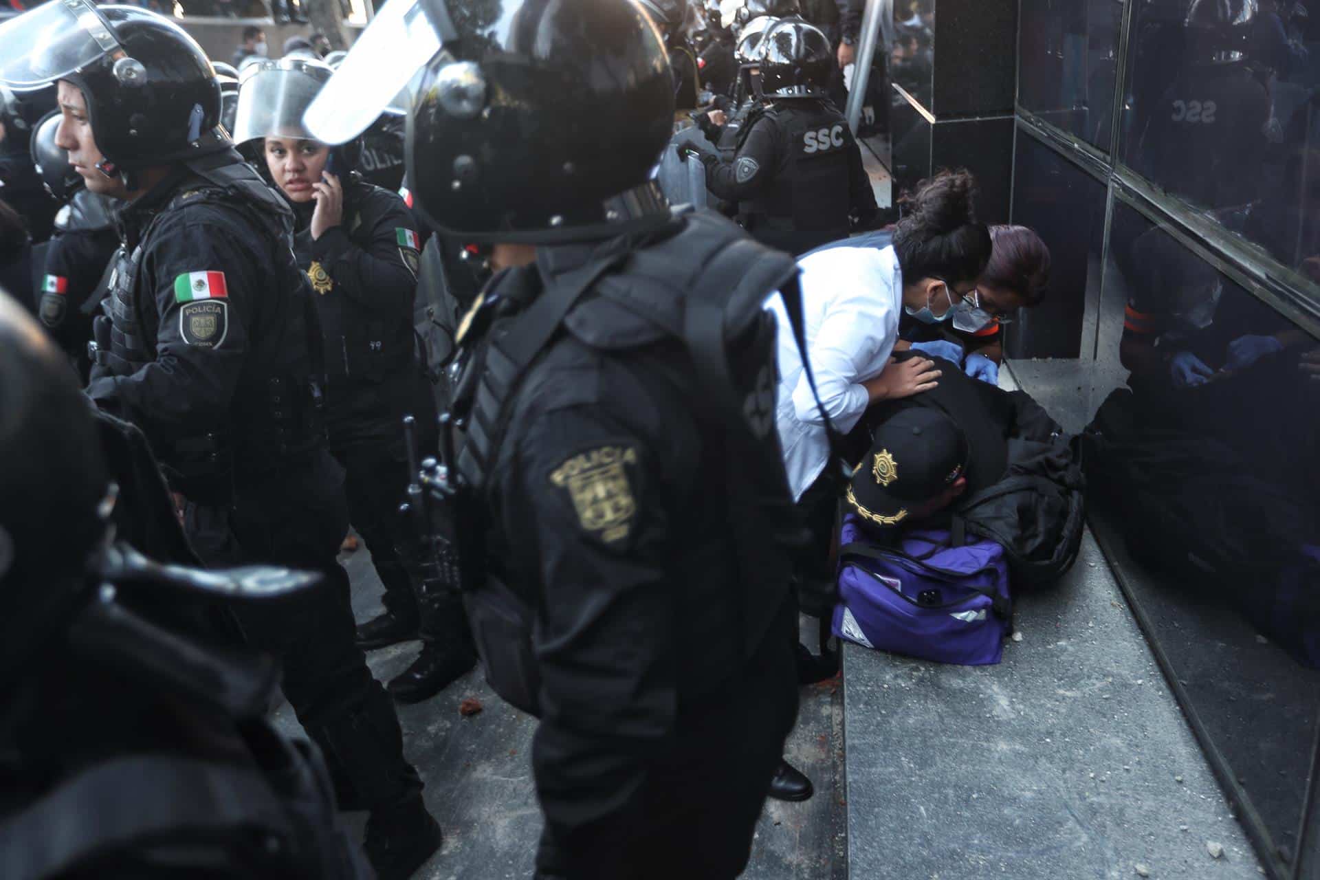 Caso Ayotzinapa: Manifestantes se enfrentan con policías