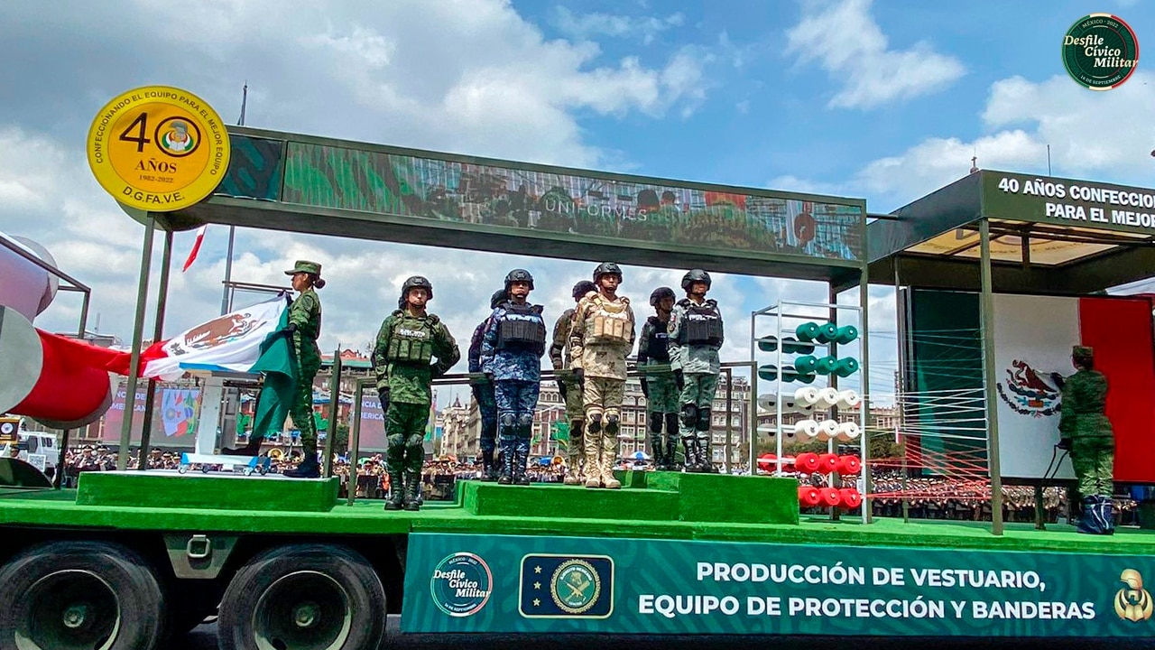 Carro temático de producción de vestuario y equipo de protección y banderas, de la Dirección General de Industria Militar del Ejército Mexicano. 