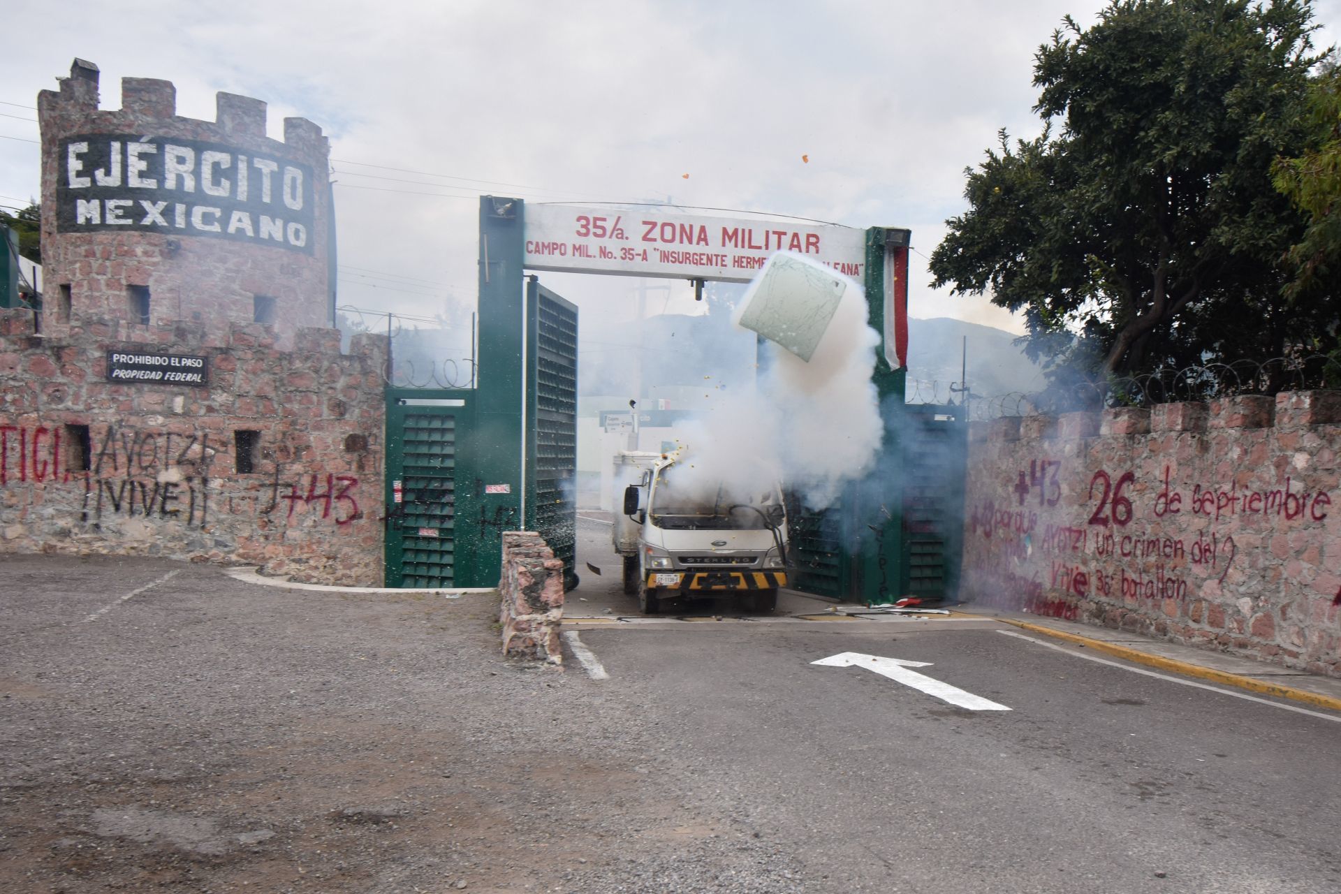 Normalistas de Ayotzinapa lanzan camión contra zona militar