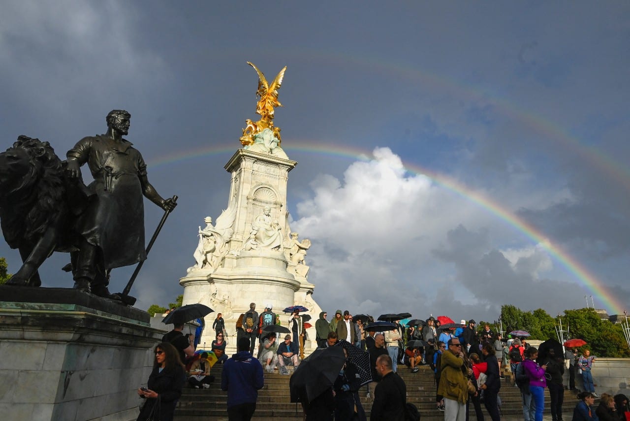 Espectacular arcoíris aparece en Londres ante el anuncio de la muerte de la reina Isabel II. 