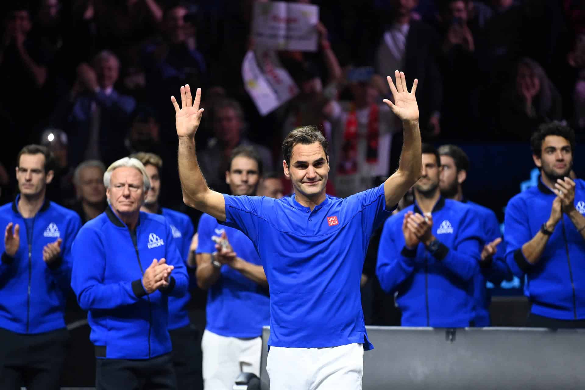 El jugador del equipo europeo Roger Federer de Suiza se despide de la multitud después de jugar el partido de dobles con Rafael Nadal (EFE)