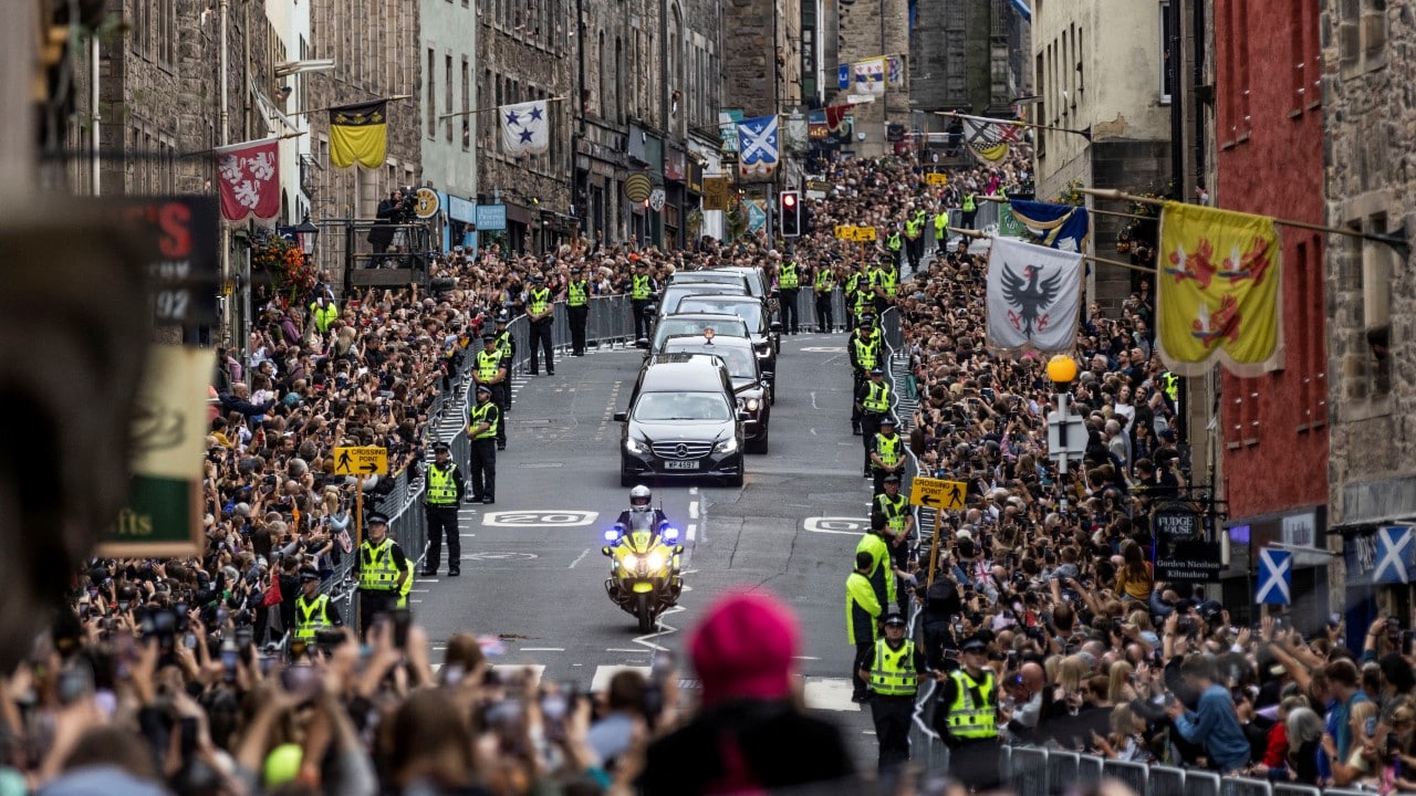 Miles de personas salen a las calles de Escocia para ver paso del féretro de la reina Isabel II