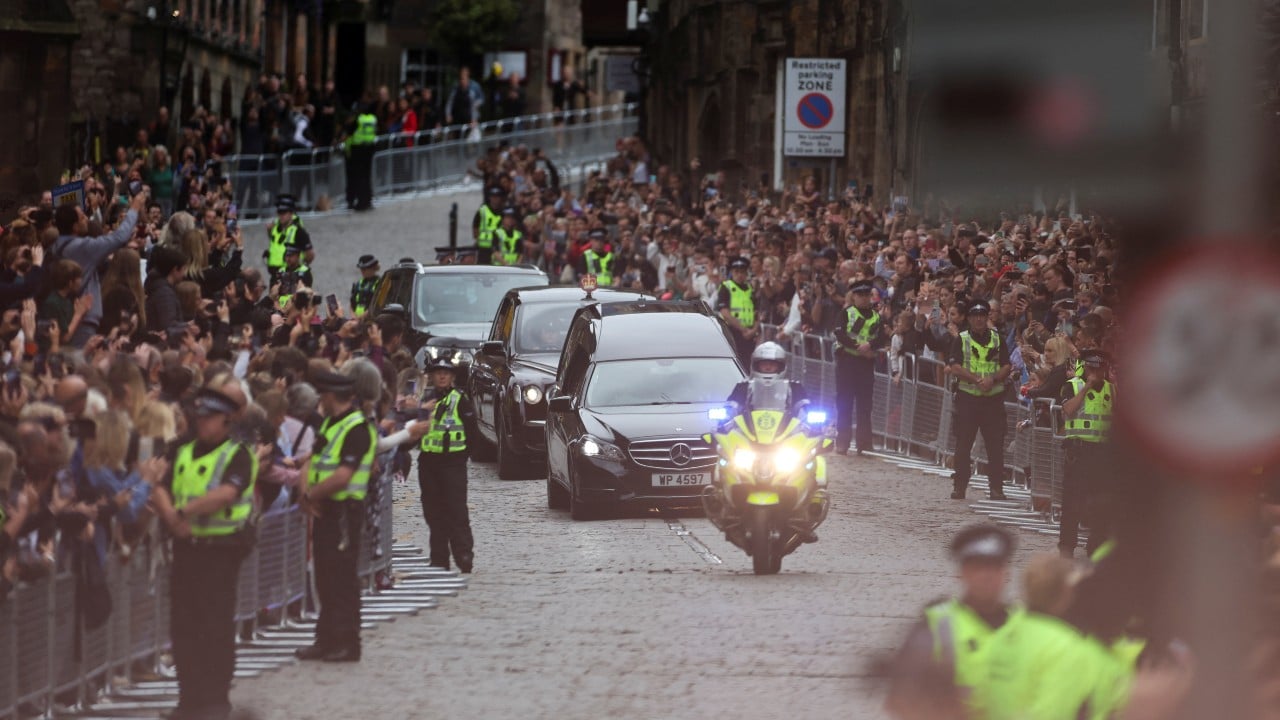 Cortejo fúnebre con los restos de la reina Isabel II salen del castillo de Balmoral a Edimburgo
