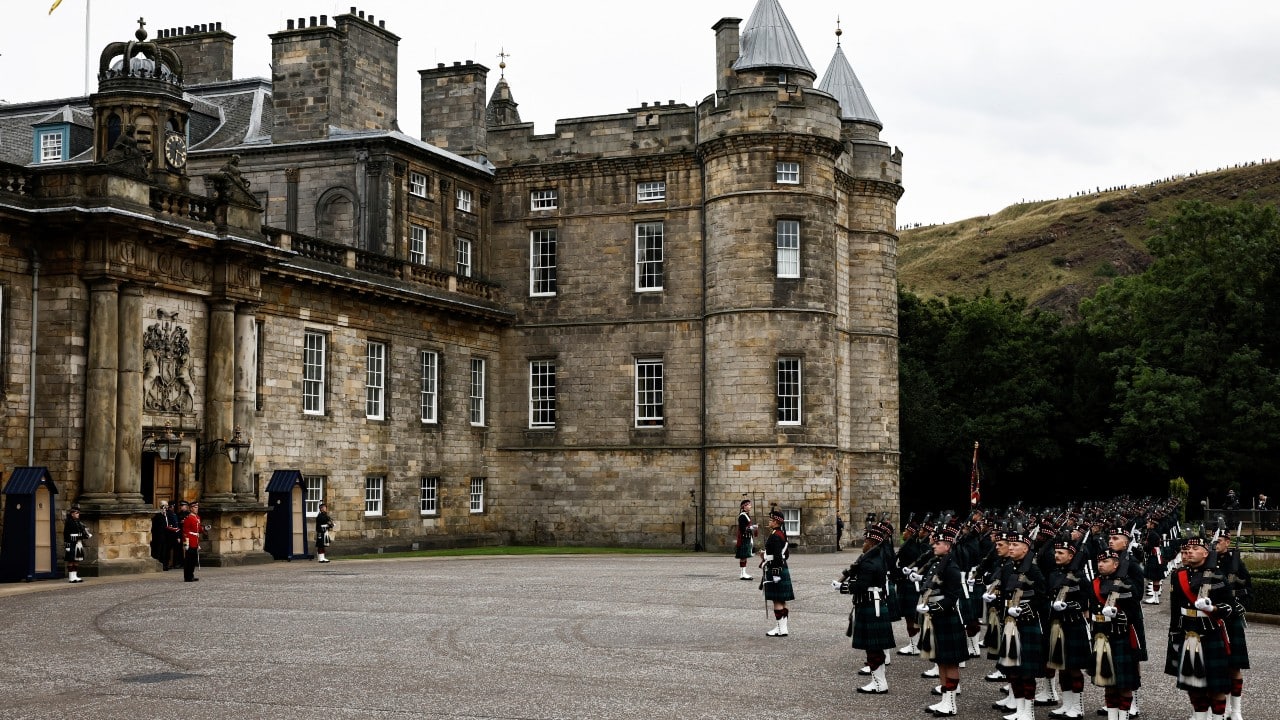 Cortejo fúnebre con los restos de la reina Isabel II salen del castillo de Balmoral a Edimburgo