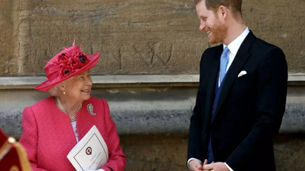 Príncipe Enrique rinde homenaje a la reina Isabel II