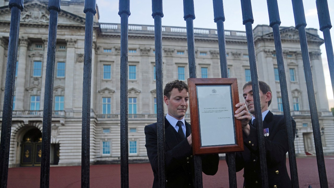 "La reina ha fallecido pacíficamente en Balmoral esta tarde", dijo el Palacio de Buckingham en un comunicado.