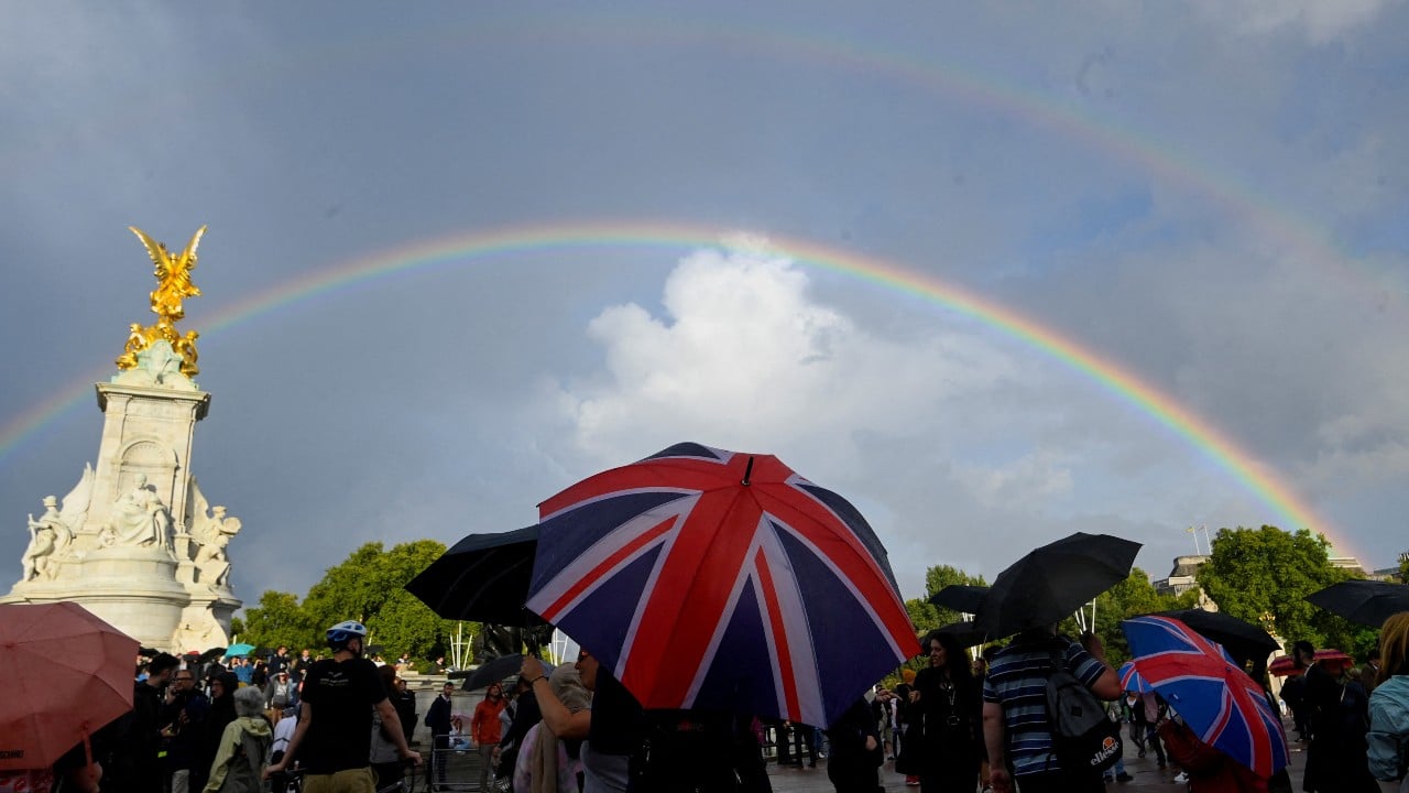 Espectacular arcoíris aparece en Londres ante el anuncio de la muerte de la reina Isabel II. Fuente: Reuters