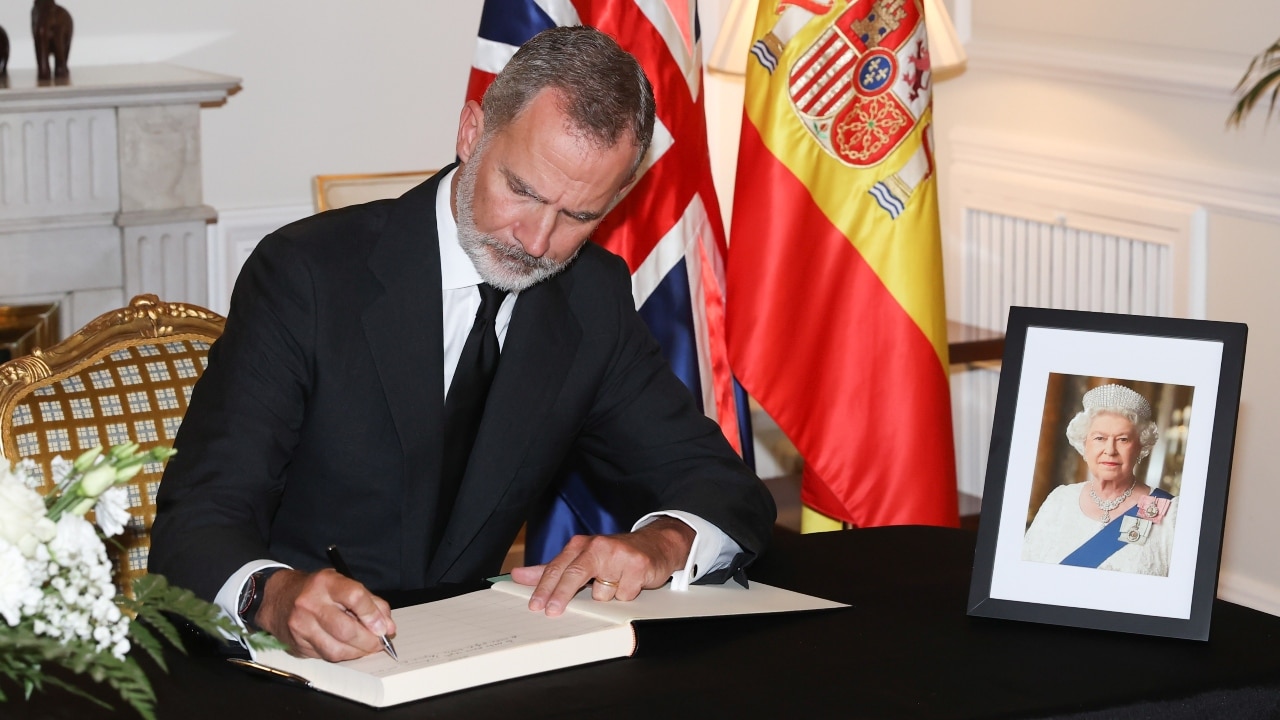 El rey Felipe VI acude a la residencia del embajador del Reino Unido en España para firmar en el libro de condolencias con motivo del fallecimiento de la Reina Isabel II