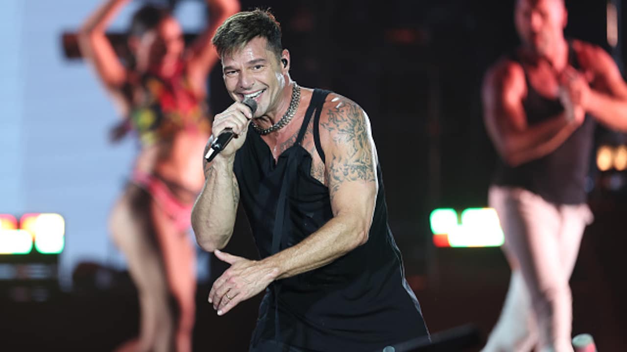 El cantante puertorriqueño Ricky Martin se presenta en el escenario en Dallas, Texas.