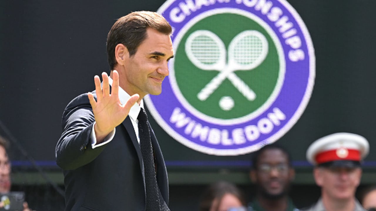 Roger Federer saluda a los espectadores en la celebración del Centenario del Campeonato de Tenis de Wimbledon.