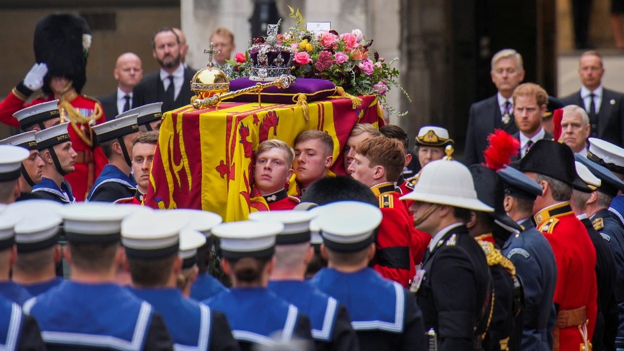 Sale féretro de Isabel II de la capilla ardiente; inicia funeral de Estado