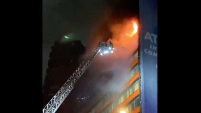 Se incendia edificio de departamentos en la colonia Roma, CDMX; bomberos extinguen las llamas
