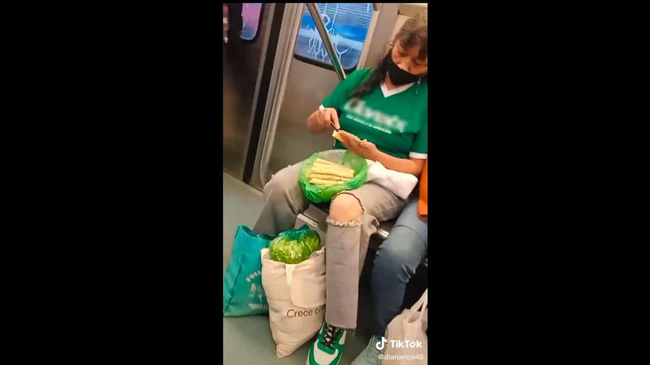 Señora prepara tacos papa metro