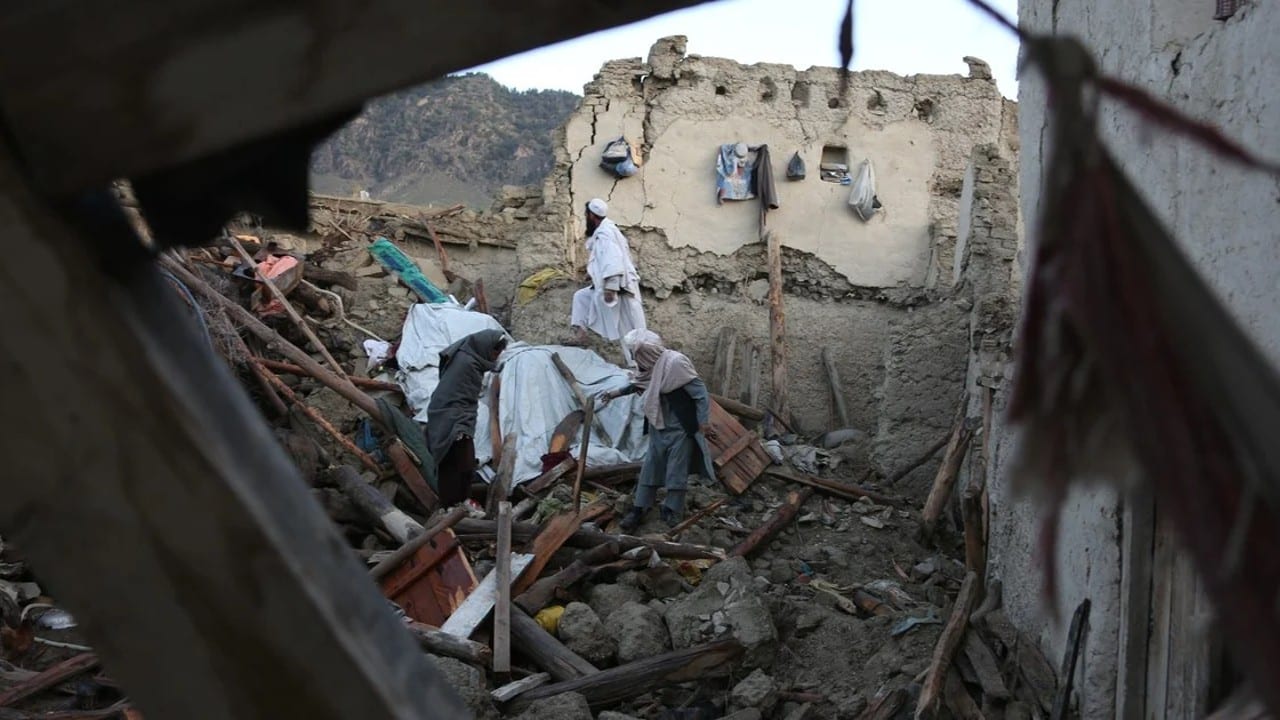 Sismo de magnitud 5.3 sacude Afganistán, reportan al menos 10 muertos