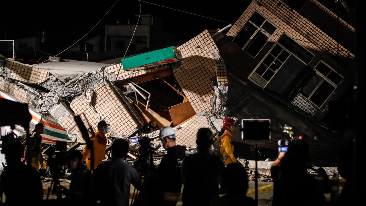 Un fuerte sismo sacudió Taiwán este domingo y derribó al menos un edificio