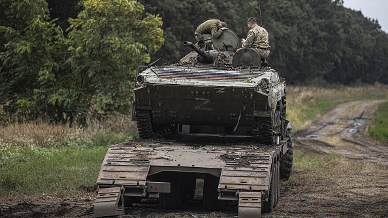 Soldados ucranianos revisan un tanque ruso abandonado.