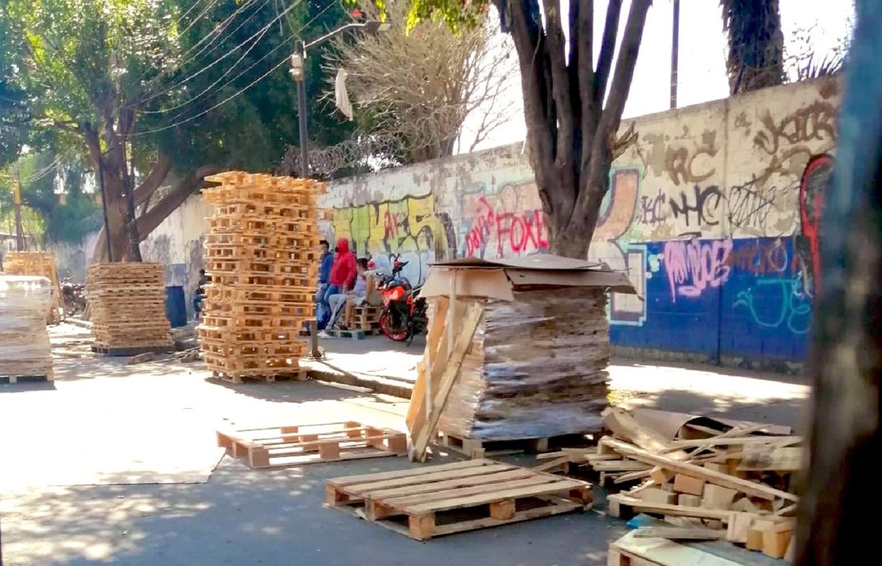 Tarimas invaden calles de Azcapotzalco y provocan caos vial