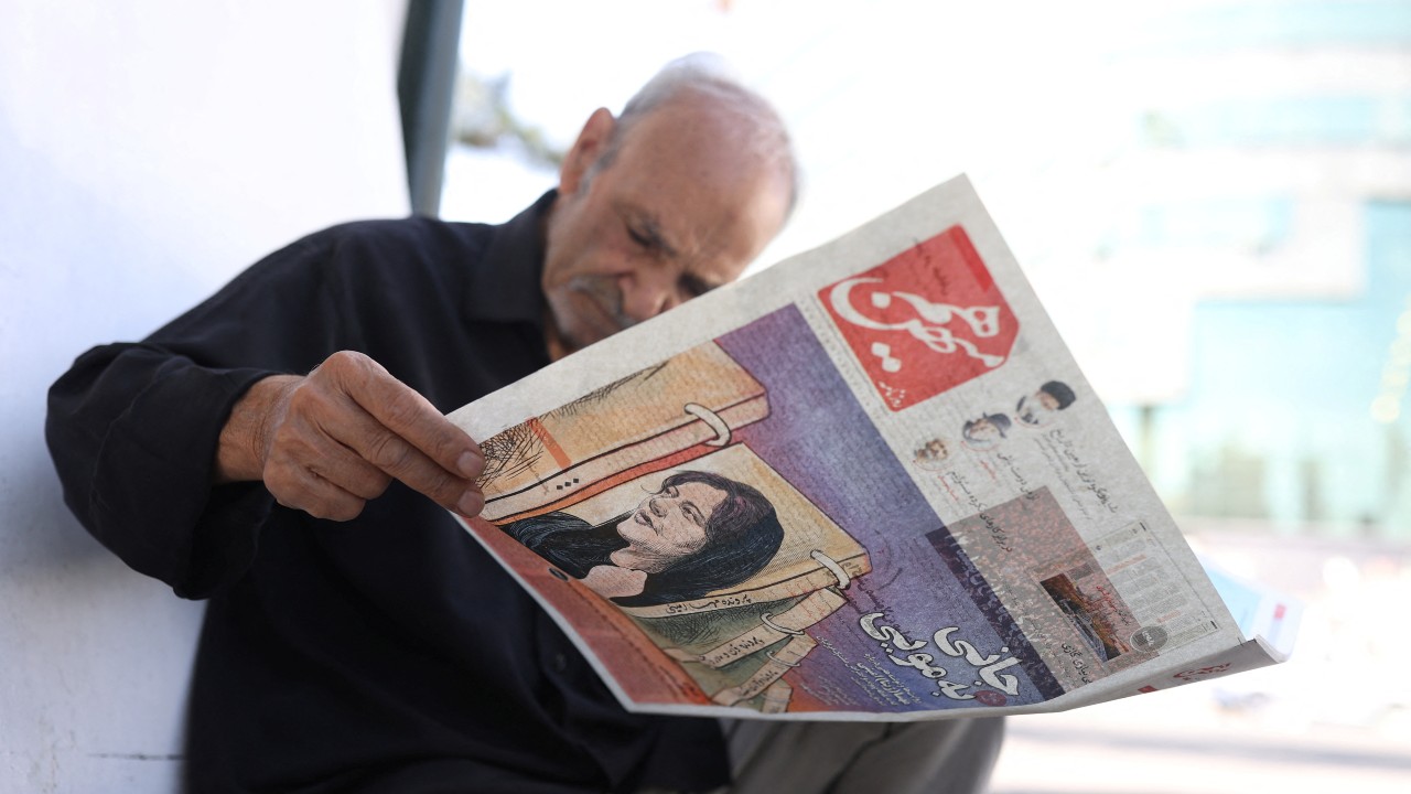 Un hombre en Teherán lee el periodico con la imagen de la joven Mahsa Amini, de 22 años, que murió el viernes. Fuente: Reuters