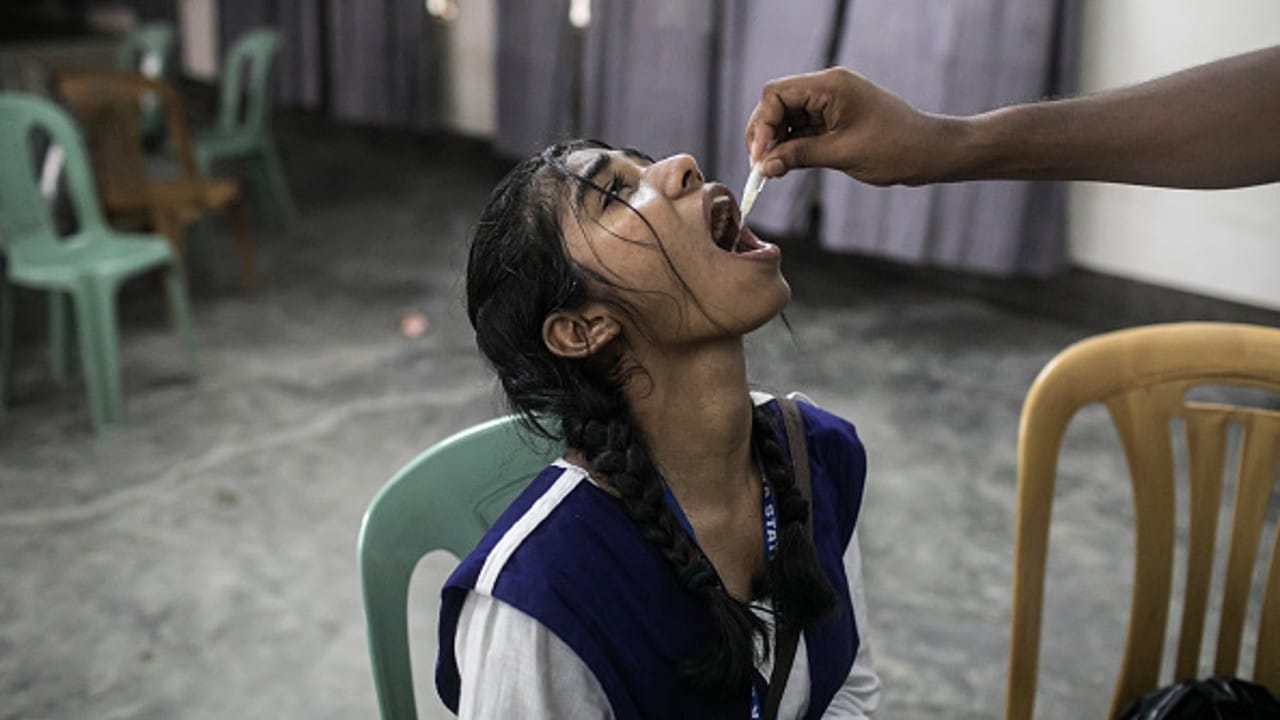 Una mujer recibe la vacuna contra el cólera en Bangladesh