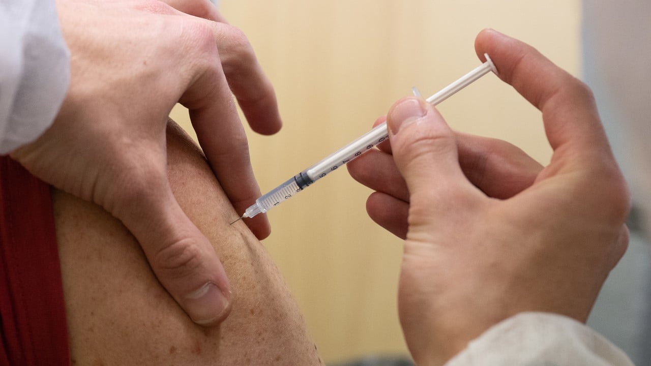Un hombre recibe una inyección de la vacuna contra la coronavirus. Fuente EFE