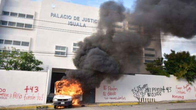 Presuntos normalistas de Ayotzinapa causan destrozos en Palacio de Justicia de Iguala, Guerrero (Cuartoscuro)