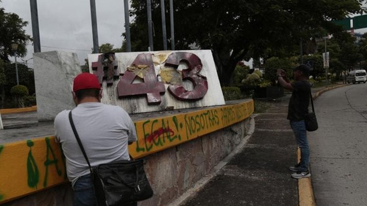 Vandalizan antimonumento a los 43 de Ayotzinapa en Guerrero.