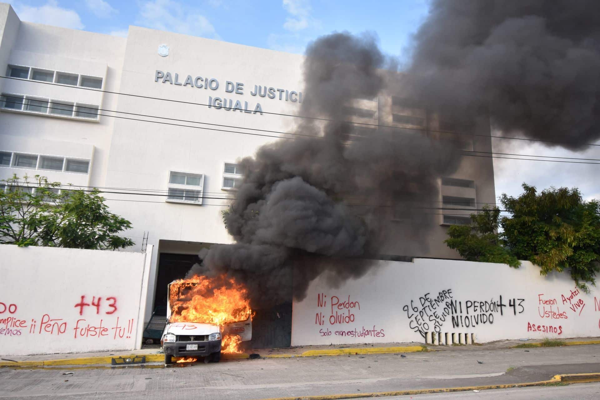 Presuntos normalistas de Ayotzinapa causan destrozos en Palacio de Justicia de Iguala, Guerrero (Cuartoscuro)