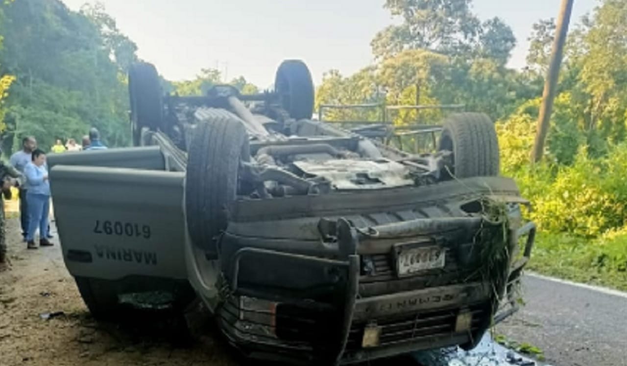 Vuelca vehículo de Marina en convoy de gobernadora de Colima