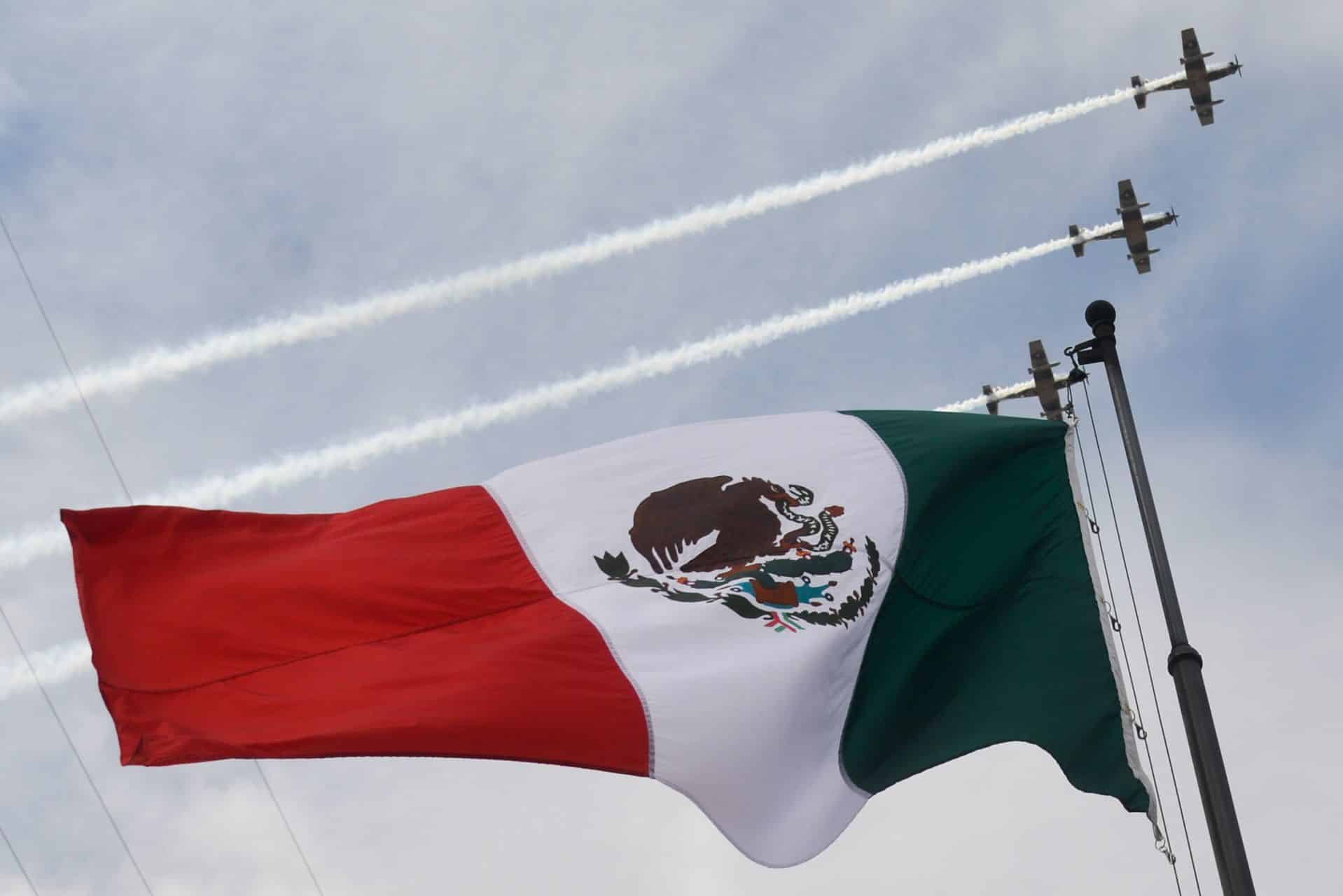 Desfile cívico militar en conmemoración del 212 aniversario de la independencia de México realizado en el Zócalo capitalino (Cuartoscuro)