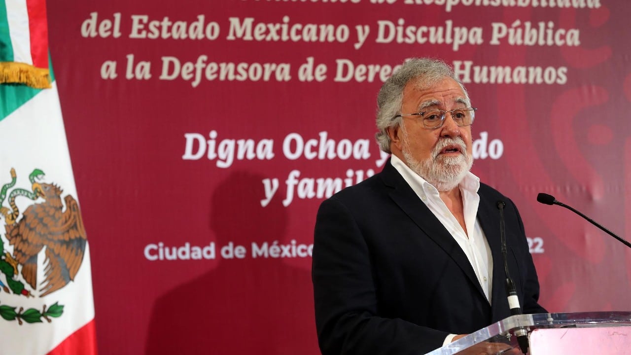 Alejandro Encinas en acto de reconocimiento a Digna Ochoa.
